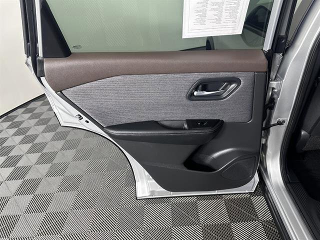 Used 2023 Nissan Rogue SV AWD/4WD image 18