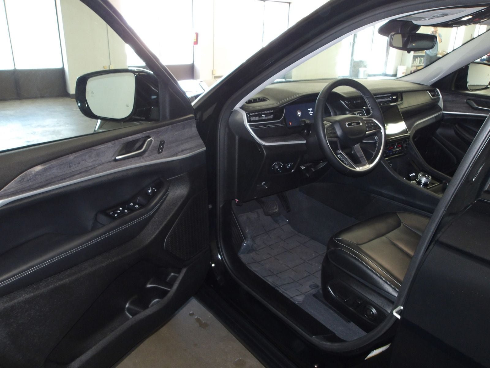Used 2024 Jeep Grand Cherokee Limited AWD/4WD image 8