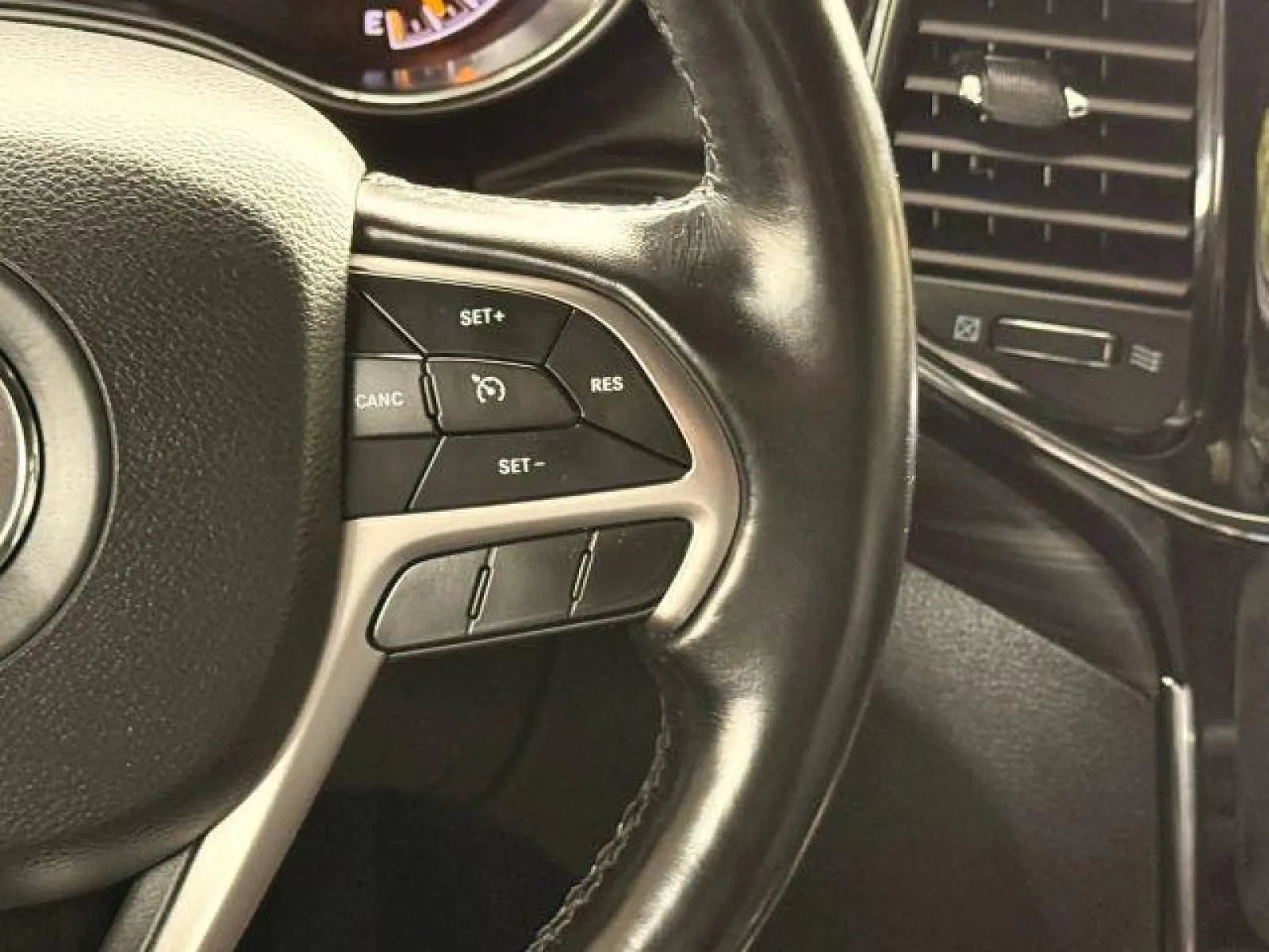 Used 2020 Jeep Grand Cherokee Altitude AWD/4WD image 33