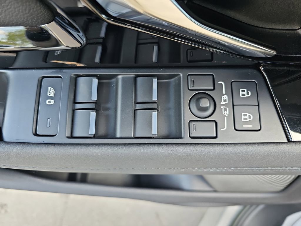 Used 2023 Land Rover Range Rover Evoque R-Dynamic SE image 32