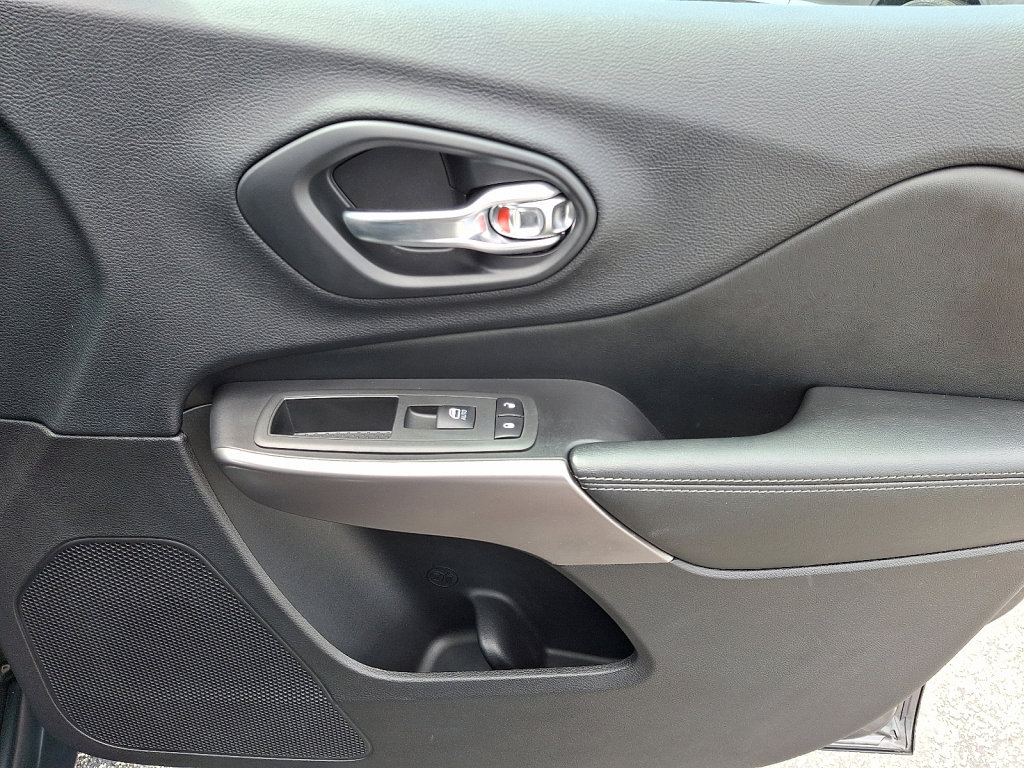 Used 2020 Jeep Cherokee Limited image 10