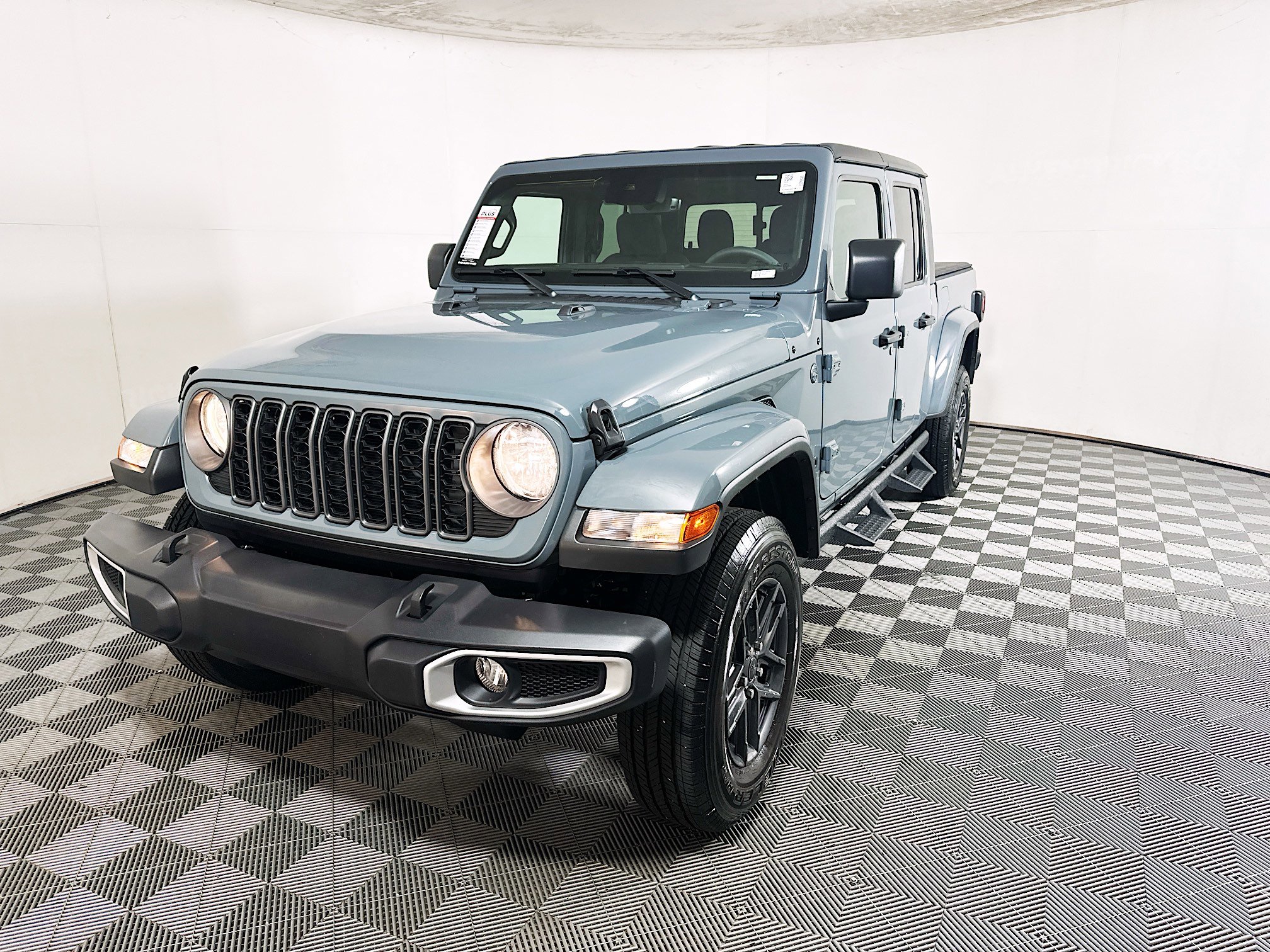 Used 2025 Jeep Gladiator Sport AWD/4WD image 7