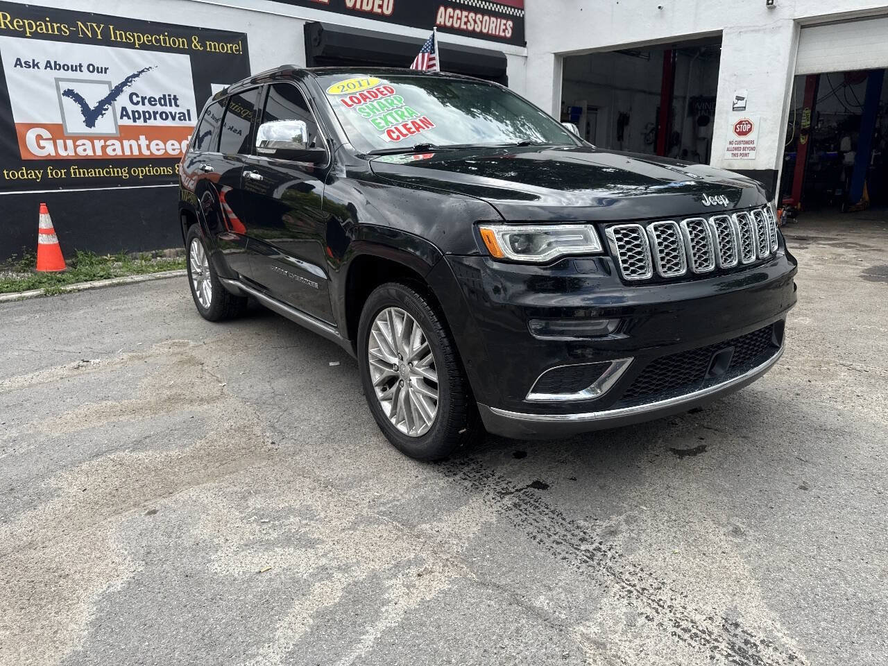Used 2017 Jeep Grand Cherokee Summit AWD/4WD image 4