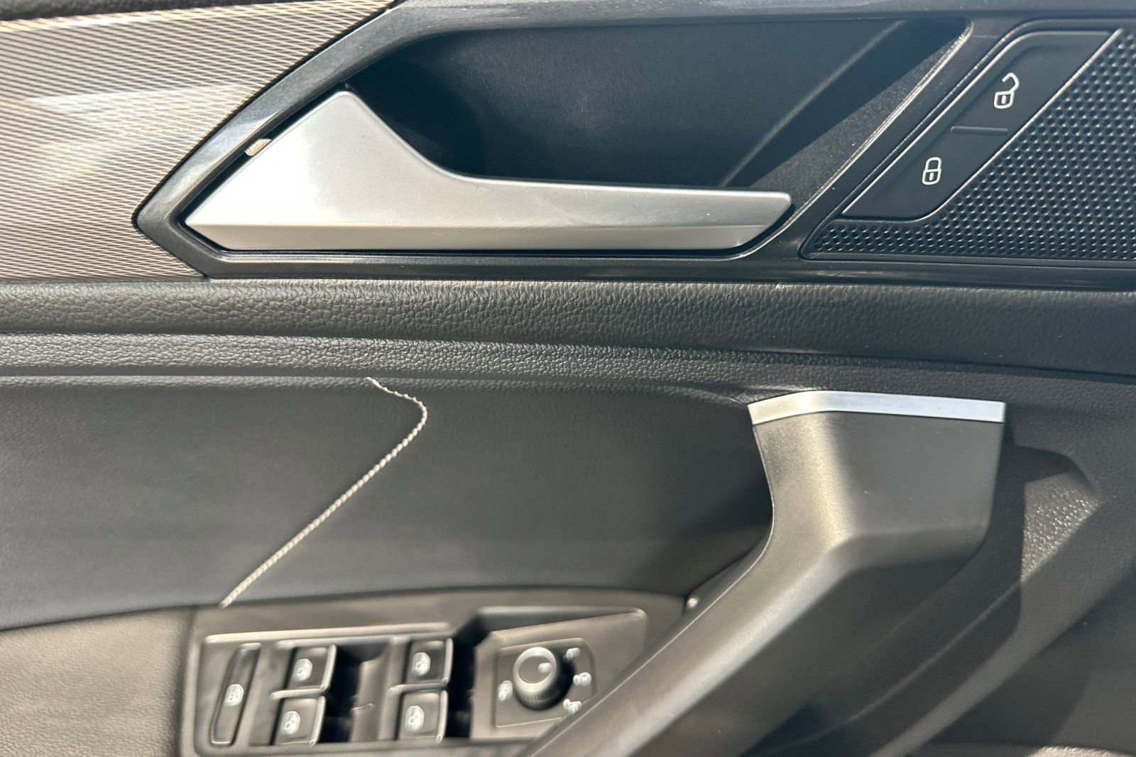 Certified 2023 Volkswagen Tiguan SE image 11