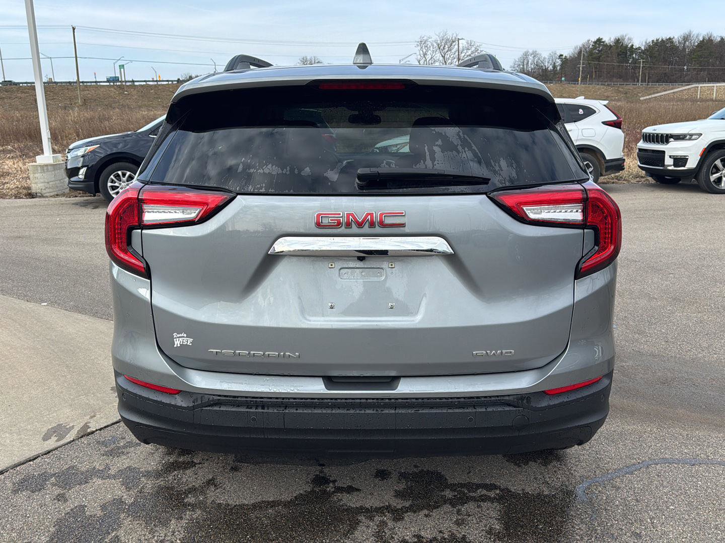 Used 2023 GMC Terrain SLE w/ Driver Convenience Package image 4