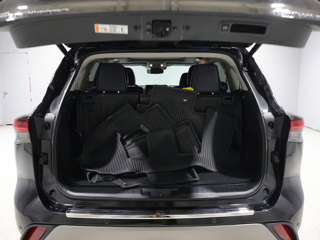 Used 2025 Toyota Highlander Platinum image 4