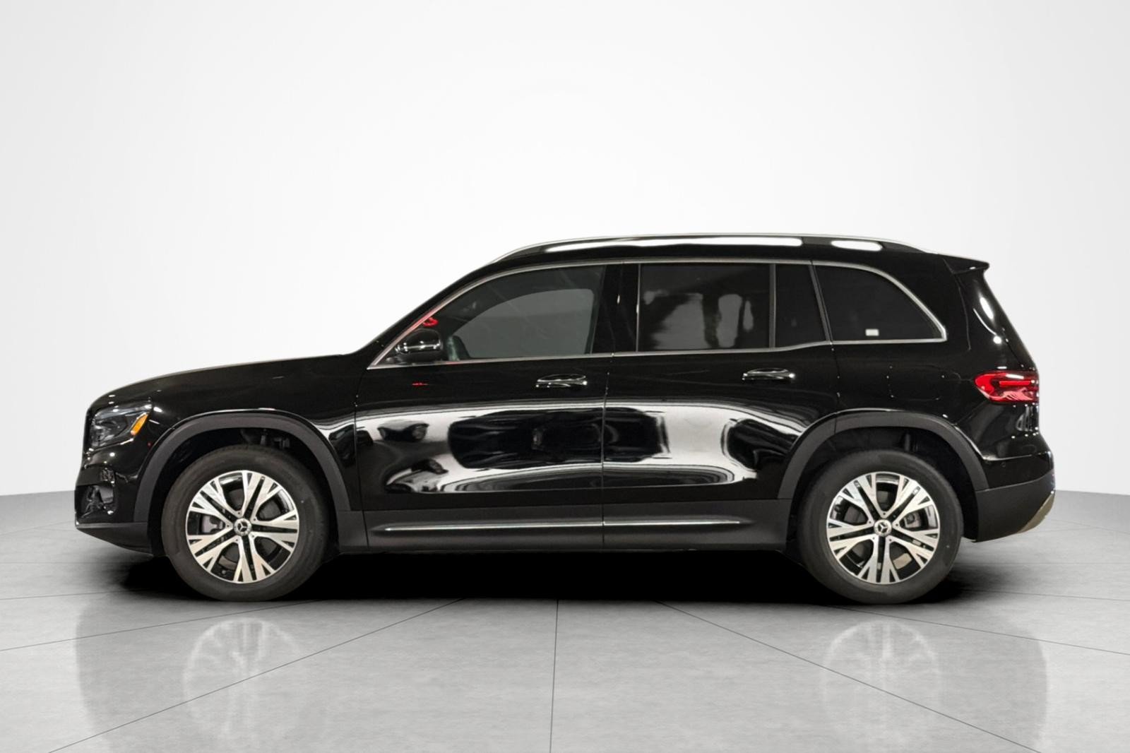 New 2025 Mercedes-Benz GLB 250 image 2