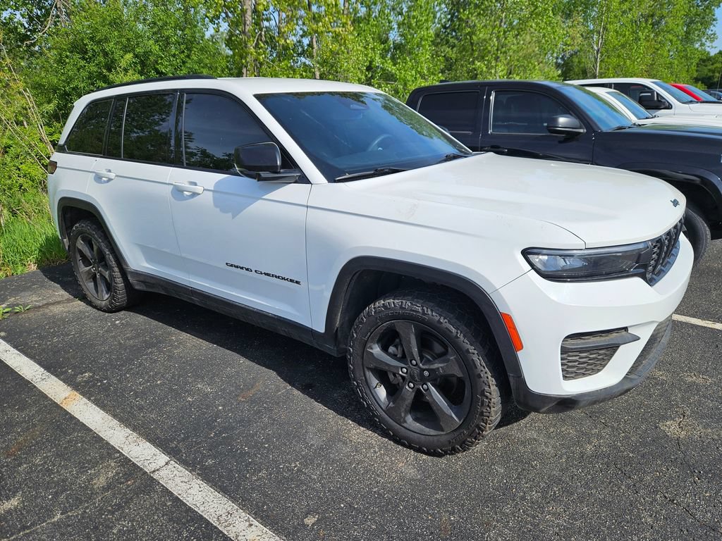 Used 2023 Jeep Grand Cherokee Altitude AWD/4WD image 3