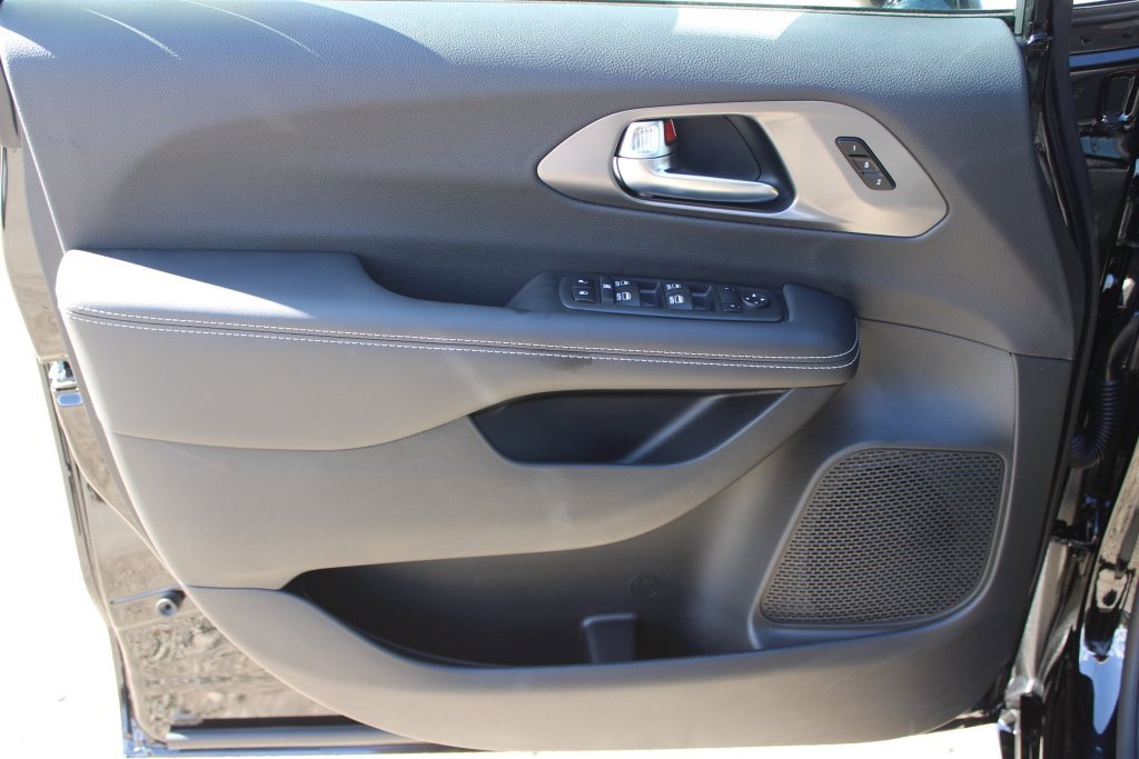 New 2026 Chrysler Pacifica Select w/ S Appearance Package image 9