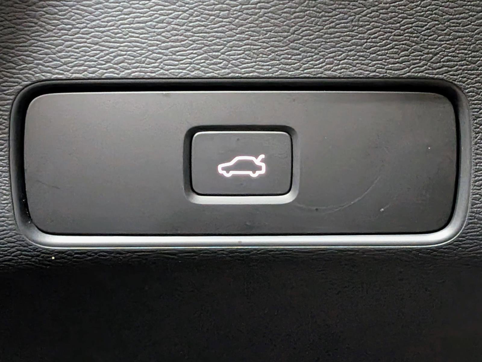 Used 2023 Volvo XC40 Recharge Core image 28