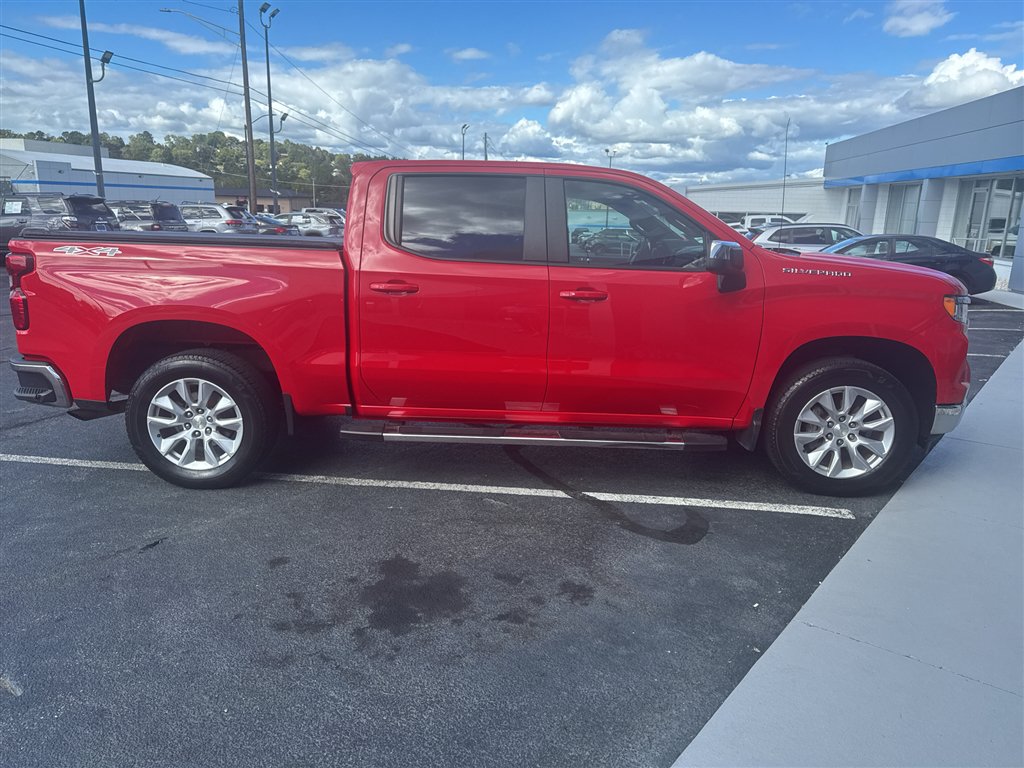 Used 2022 Chevrolet Silverado 1500 LT AWD/4WD image 2