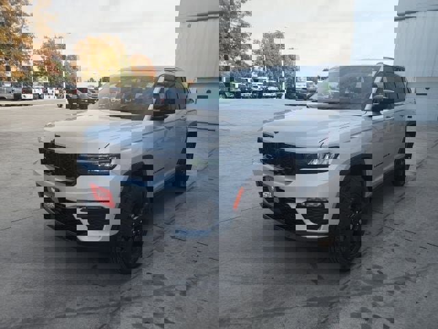 New 2025 Jeep Grand Cherokee Limited w/ Black Appearance Package image 3