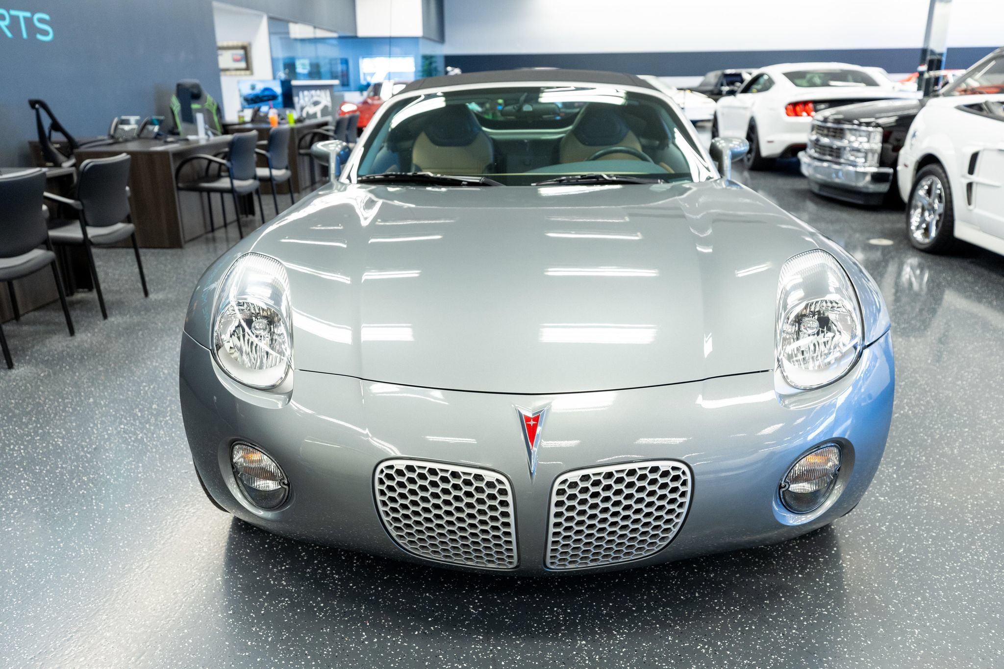 Used 2006 Pontiac Solstice Convertible w/ Premium Package RWD image 2