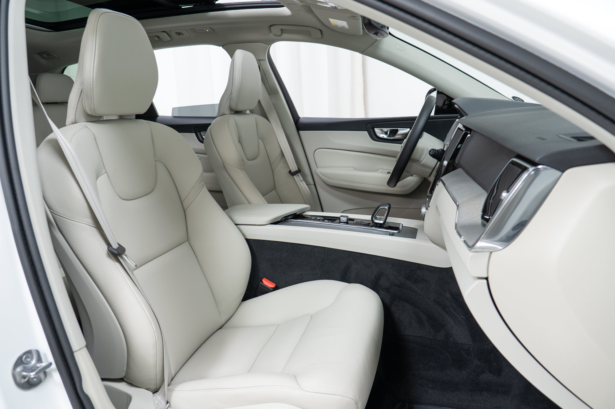 Certified 2025 Volvo XC60 B5 Plus AWD/4WD image 22