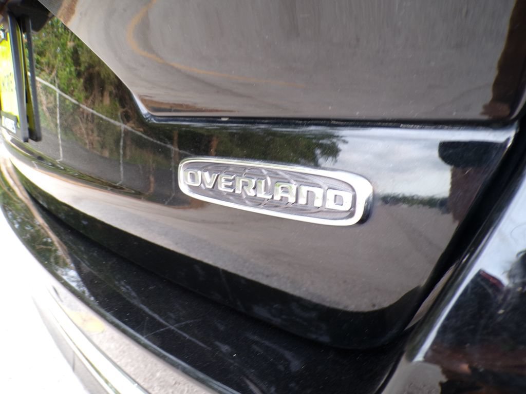 Used 2023 Jeep Grand Cherokee Overland w/ Luxury Tech Group IV AWD/4WD image 14