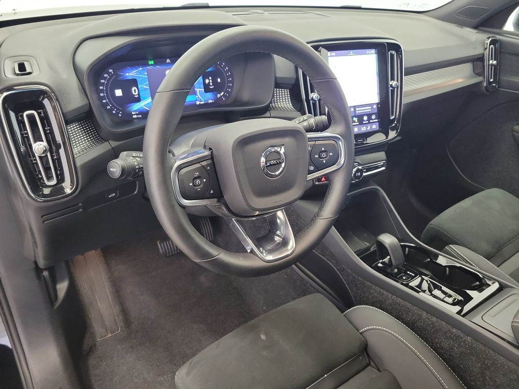 Used 2025 Volvo XC40 B5 Plus image 20