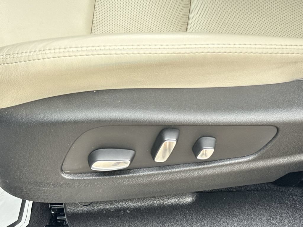 Used 2026 Cadillac XT5 Sportv w/ LPO, Floor Liner Package AWD/4WD image 16
