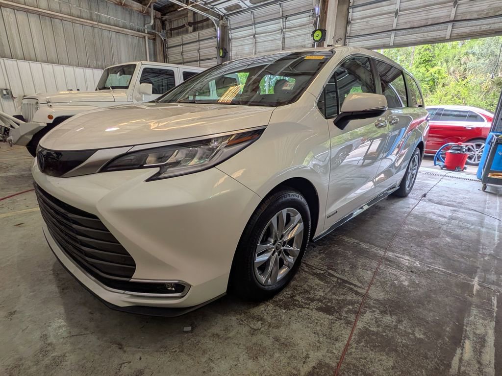 Used 2021 Toyota Sienna Limited image 5