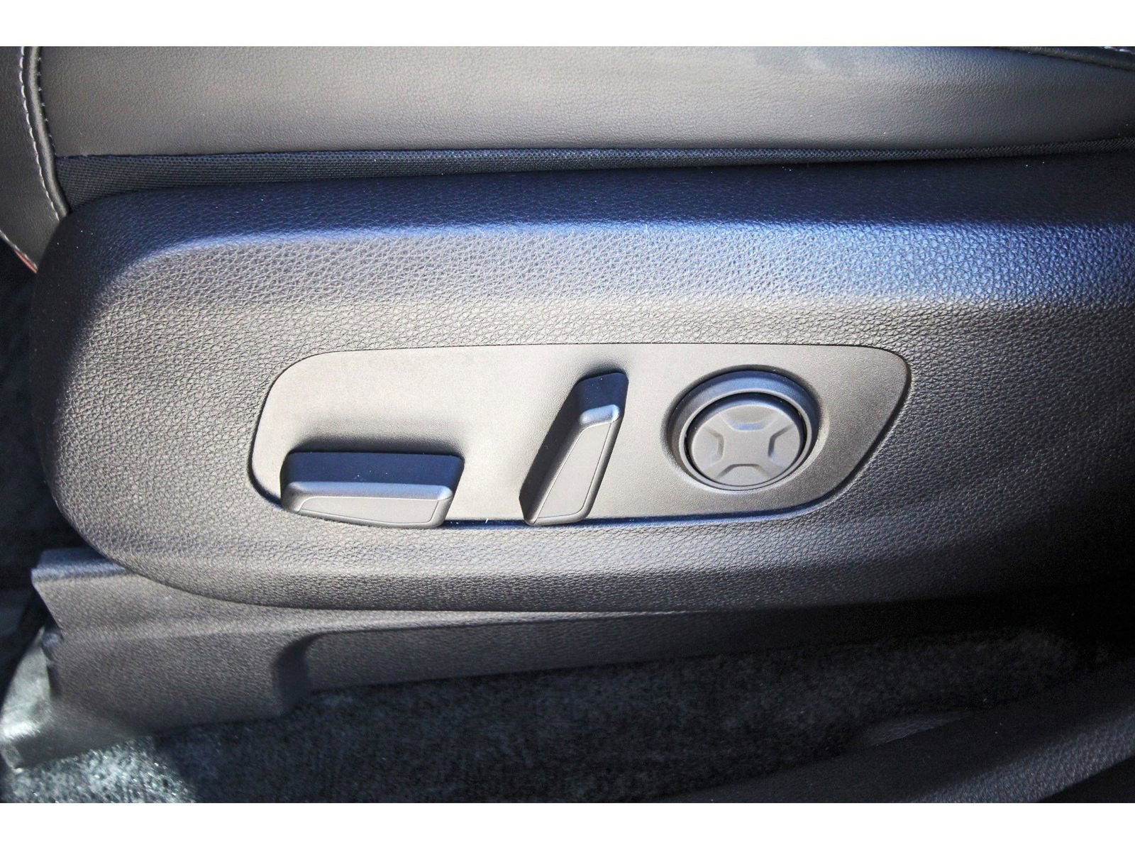 Used 2025 Kia Carnival EX image 29