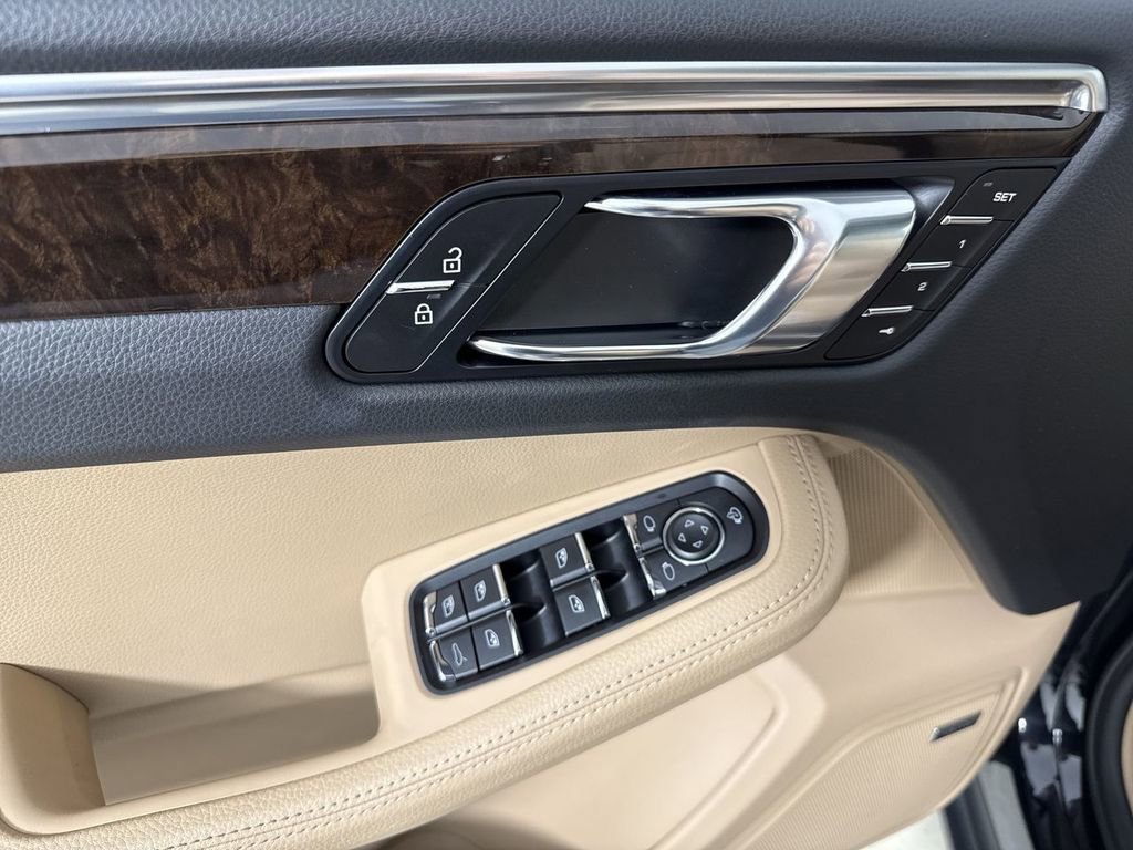 Certified 2024 Porsche Macan image 34