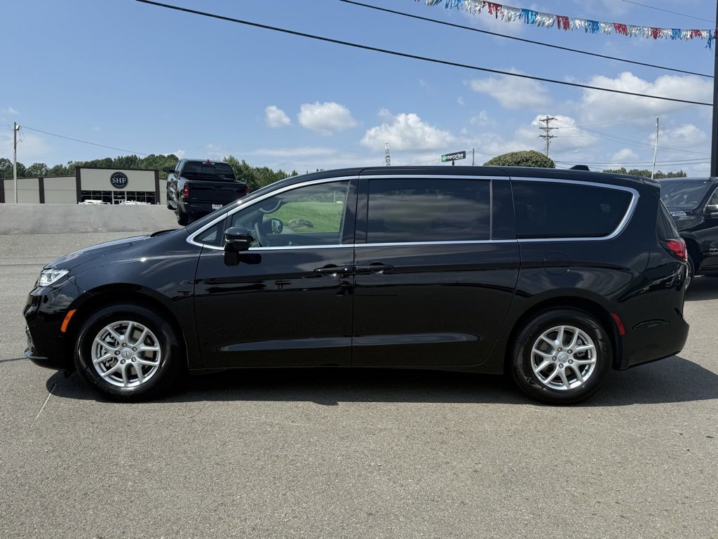 New 2026 Chrysler Pacifica Select image 8