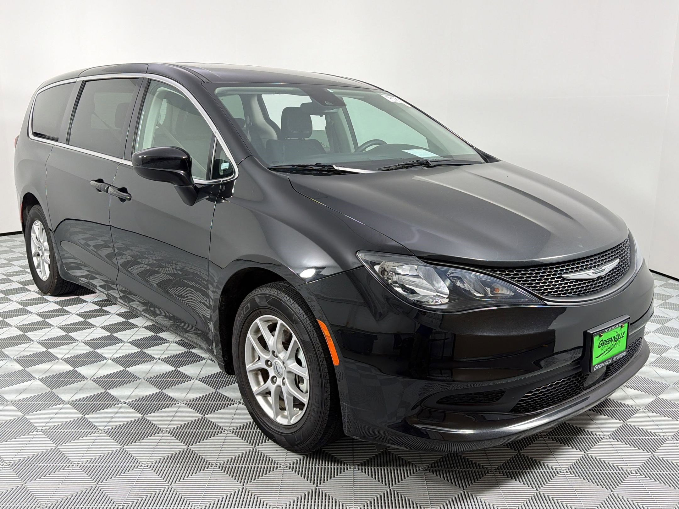 Used 2023 Chrysler Voyager LX image 7