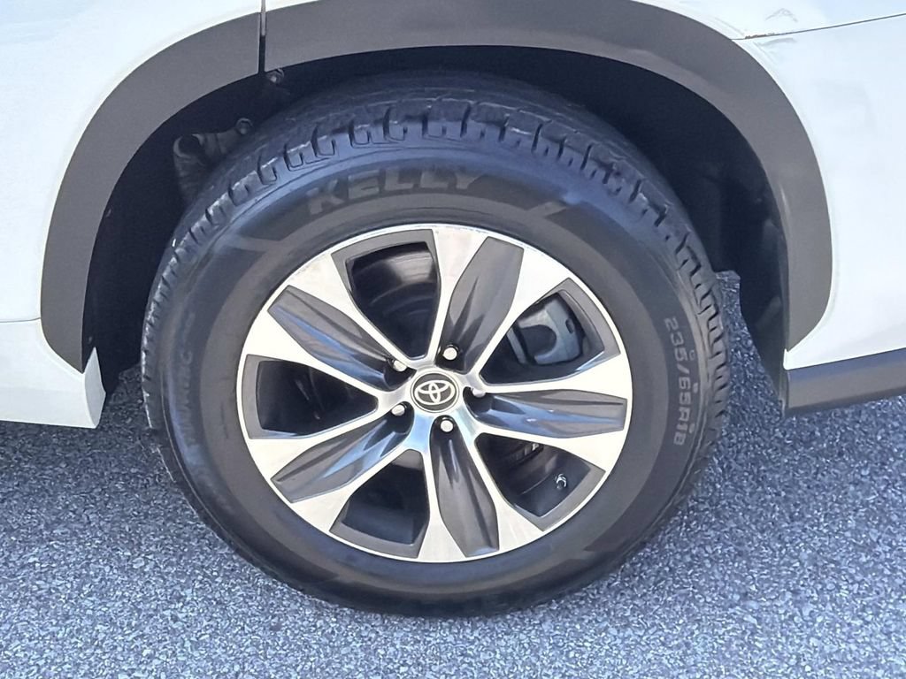 Used 2023 Toyota Highlander XLE FWD image 11