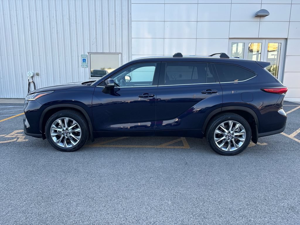 Used 2022 Toyota Highlander Limited AWD/4WD image 2