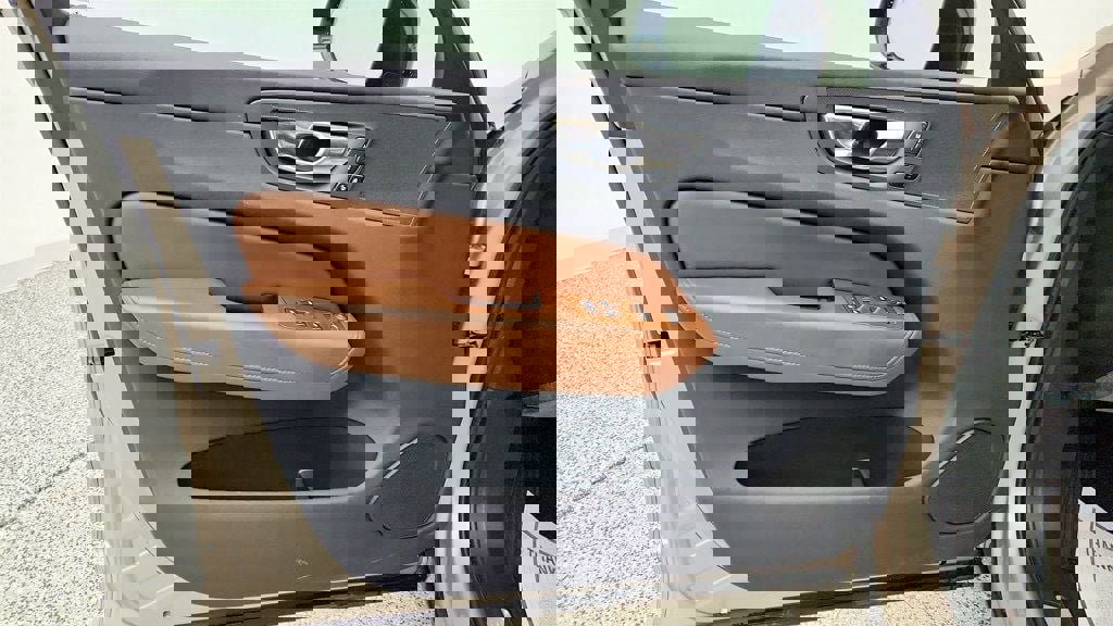 Used 2023 Volvo XC60 B5 Plus w/ Protection Package Premier AWD/4WD image 11