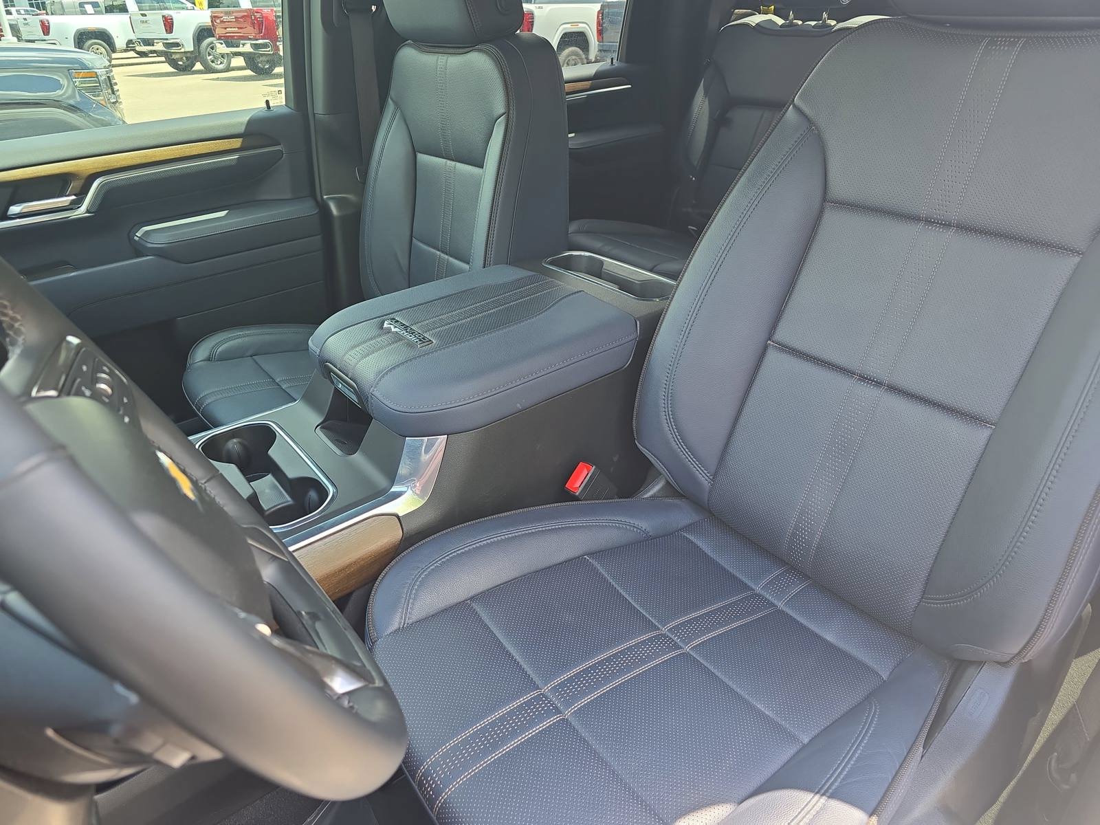 Used 2025 Chevrolet Silverado 2500 High Country w/ Technology Package AWD/4WD image 17