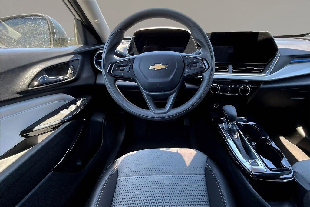 Used 2025 Chevrolet Trax LT FWD image 8