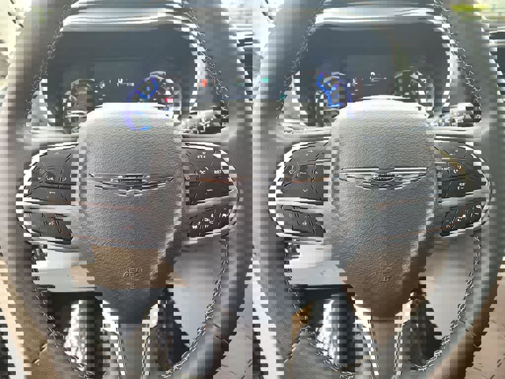 Used 2023 Chrysler Pacifica Touring-L image 21