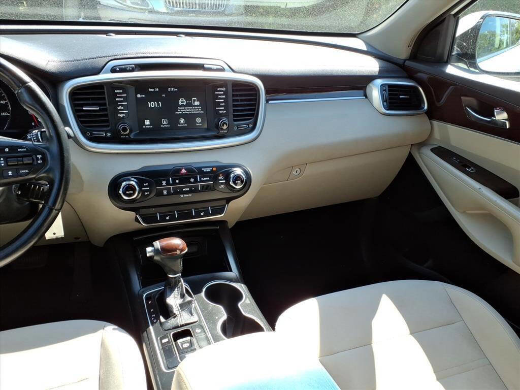 Used 2017 Kia Sorento LX w/ LX Convenience Package image 14