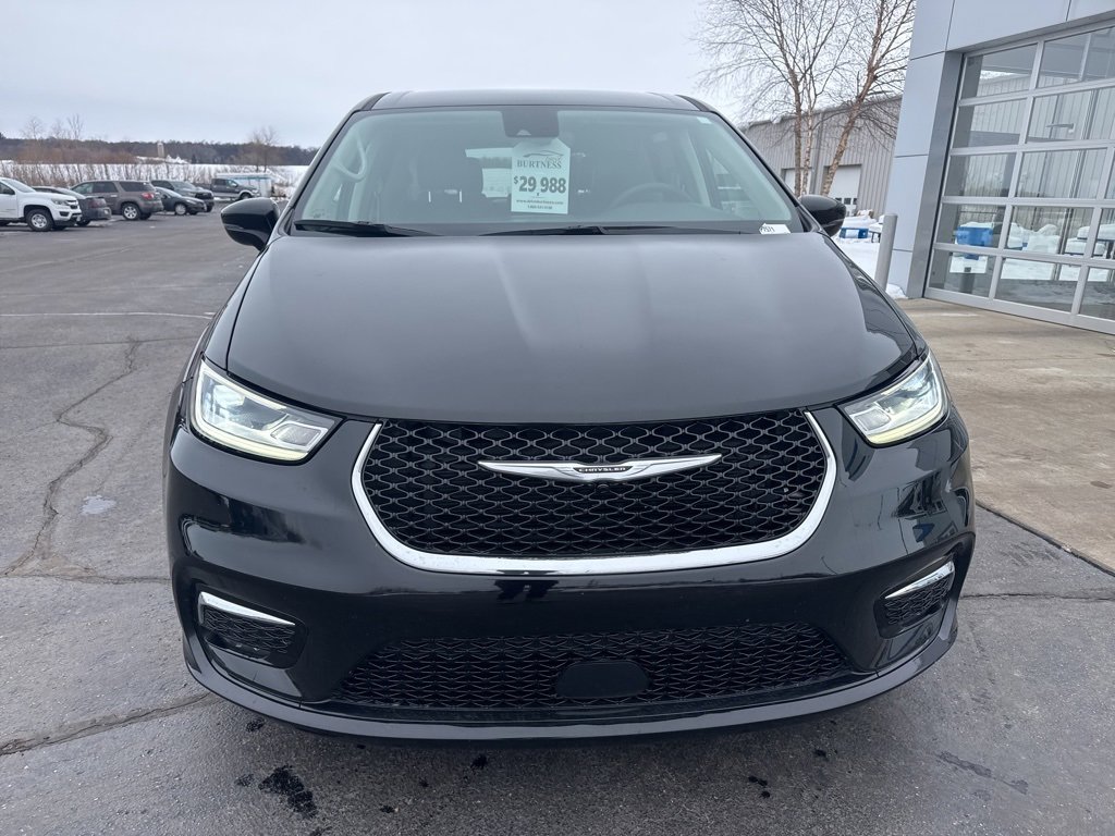 Used 2024 Chrysler Pacifica Touring-L image 2