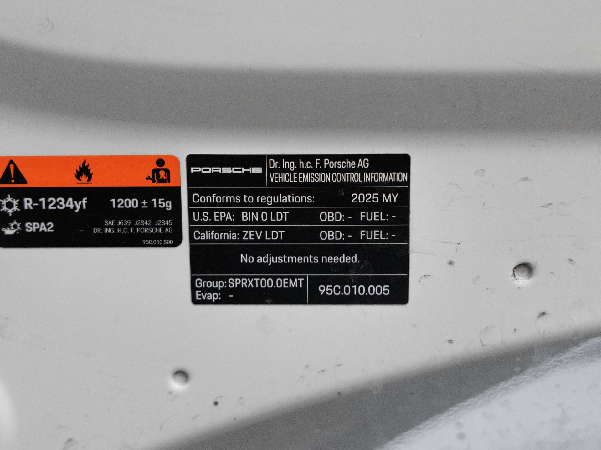 Certified 2025 Porsche Macan Turbo Electric AWD/4WD image 43