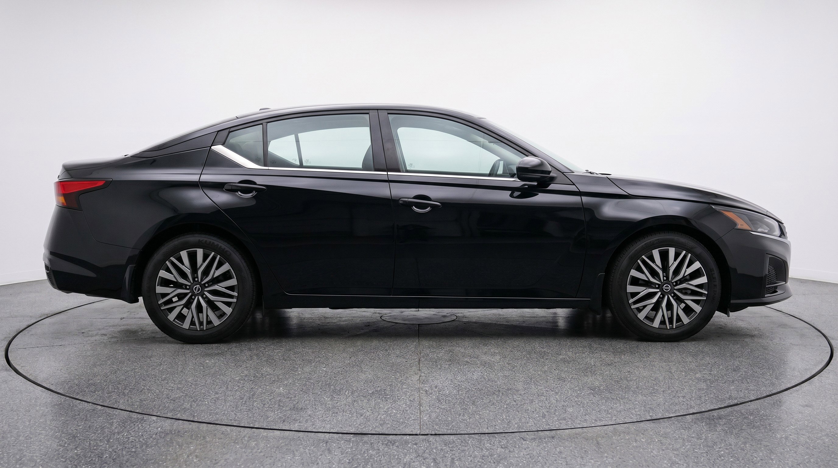 Used 2025 Nissan Altima 2.5 SV FWD image 11