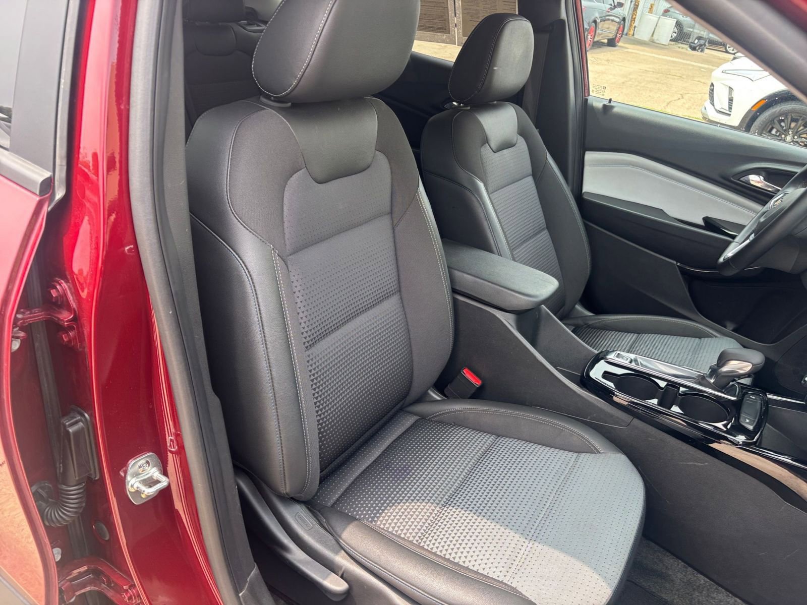Used 2025 Chevrolet Trax LT w/ LT Convenience Package FWD image 35
