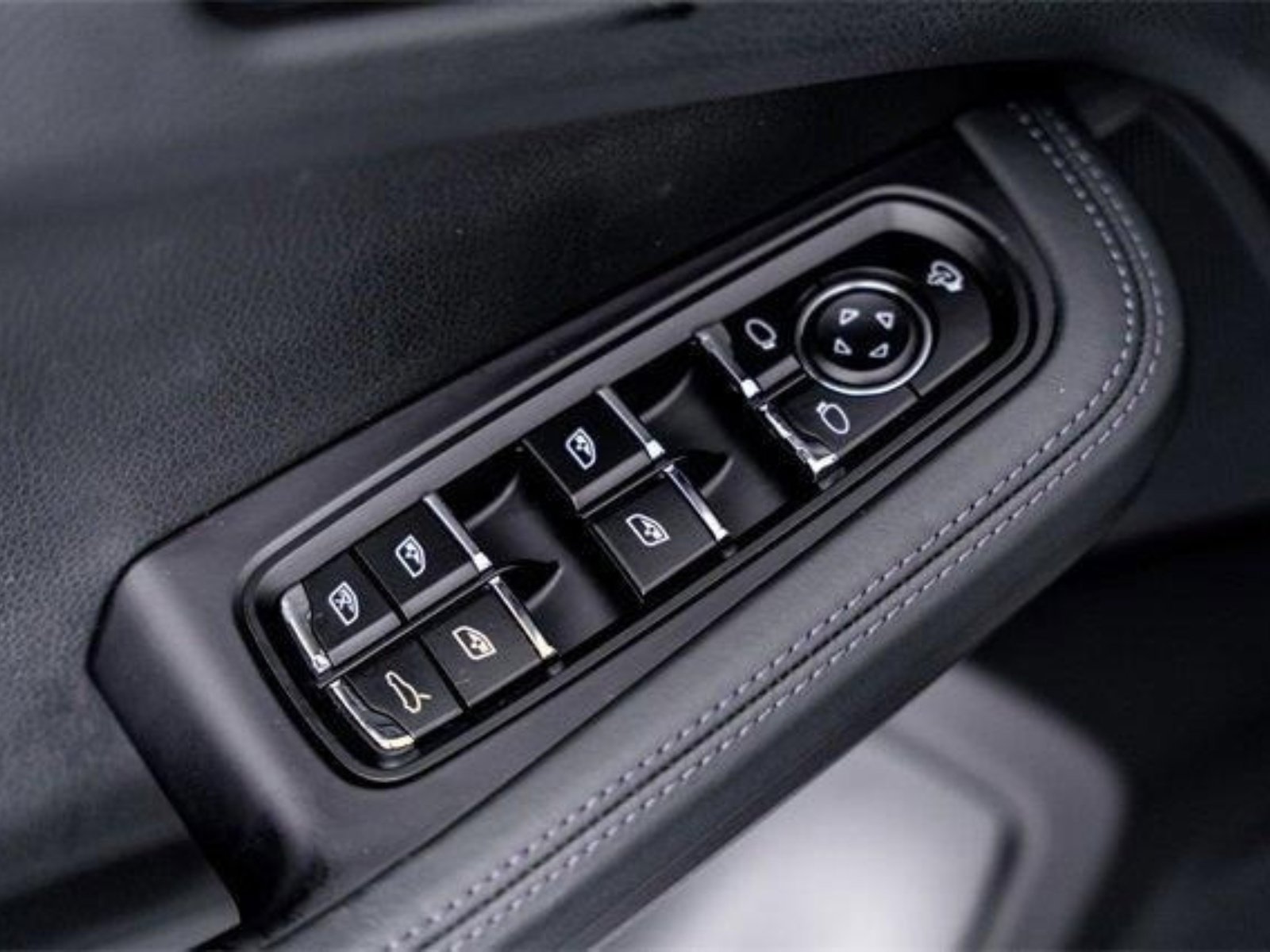 Used 2022 Porsche Macan S w/ Premium Package Plus image 41