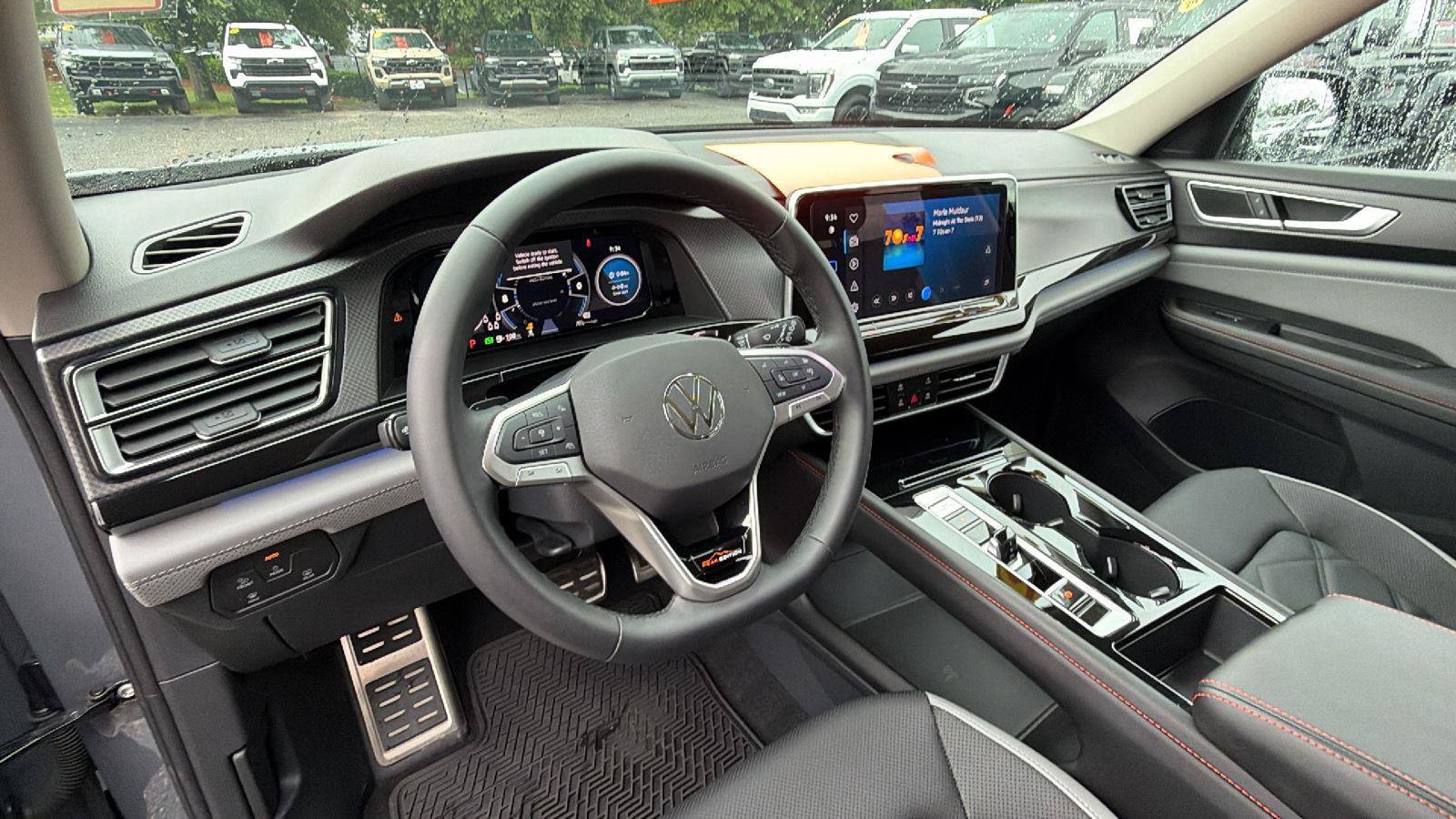 Used 2025 Volkswagen Atlas Peak Edition SE AWD/4WD image 25