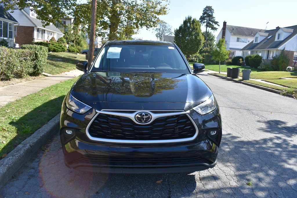 Used 2024 Toyota Highlander LE image 3