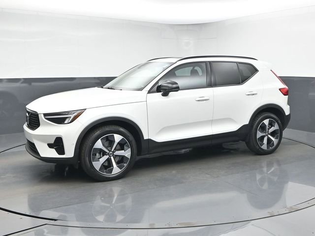 Used 2024 Volvo XC40 B5 Plus image 4