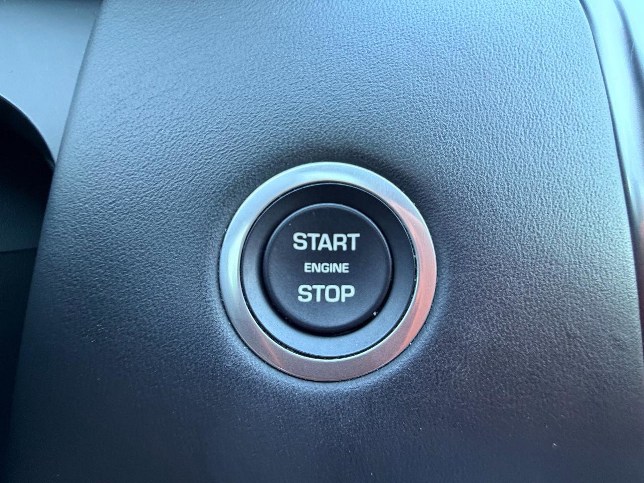 Used 2020 Land Rover Discovery Sport SE image 20