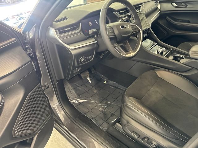 Used 2024 Jeep Grand Cherokee L Altitude AWD/4WD image 17