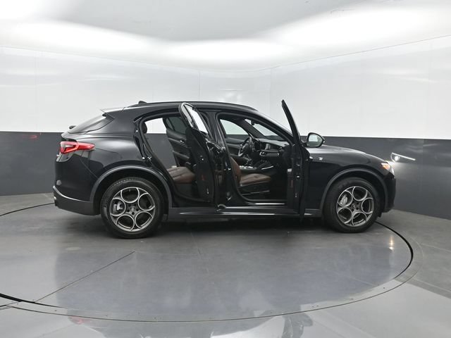 Used 2023 Alfa Romeo Stelvio Ti AWD/4WD image 33