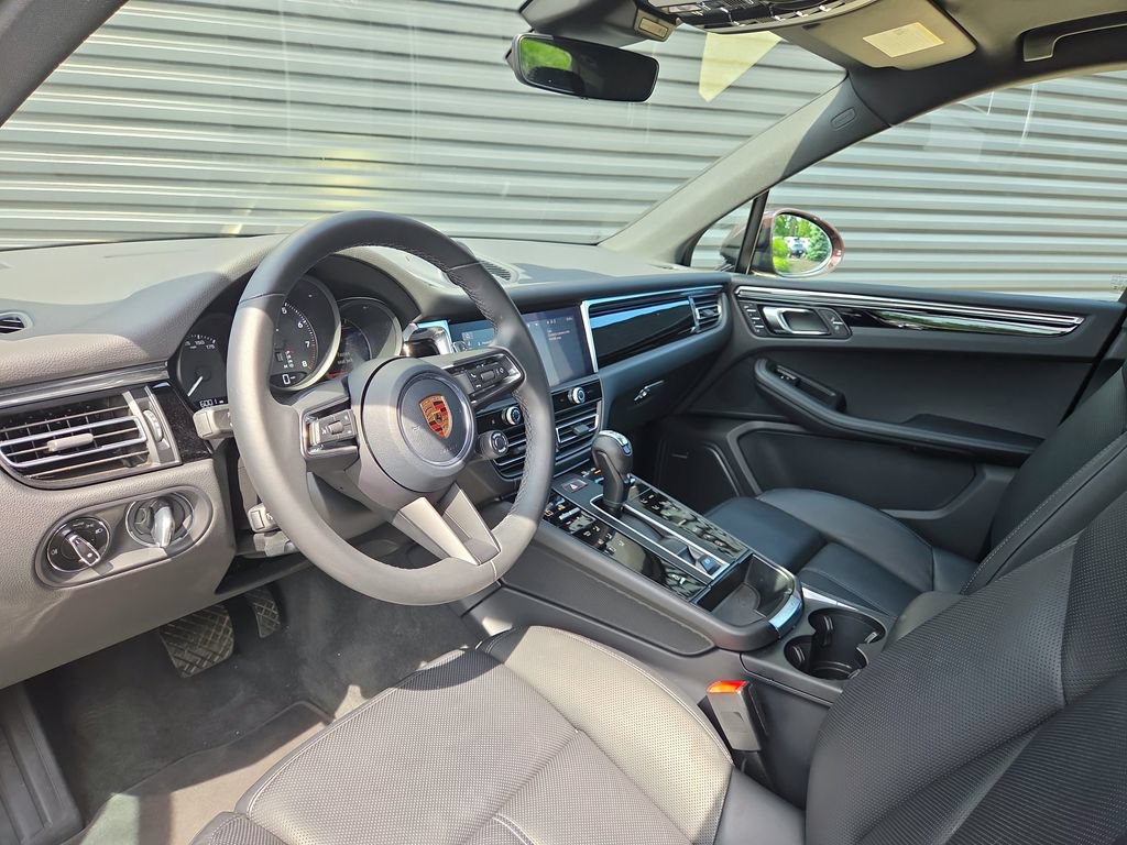 Certified 2026 Porsche Macan AWD/4WD image 4