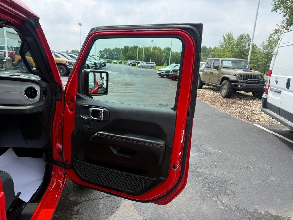 Used 2025 Jeep Wrangler Unlimited Sahara w/ Safety Group AWD/4WD image 61