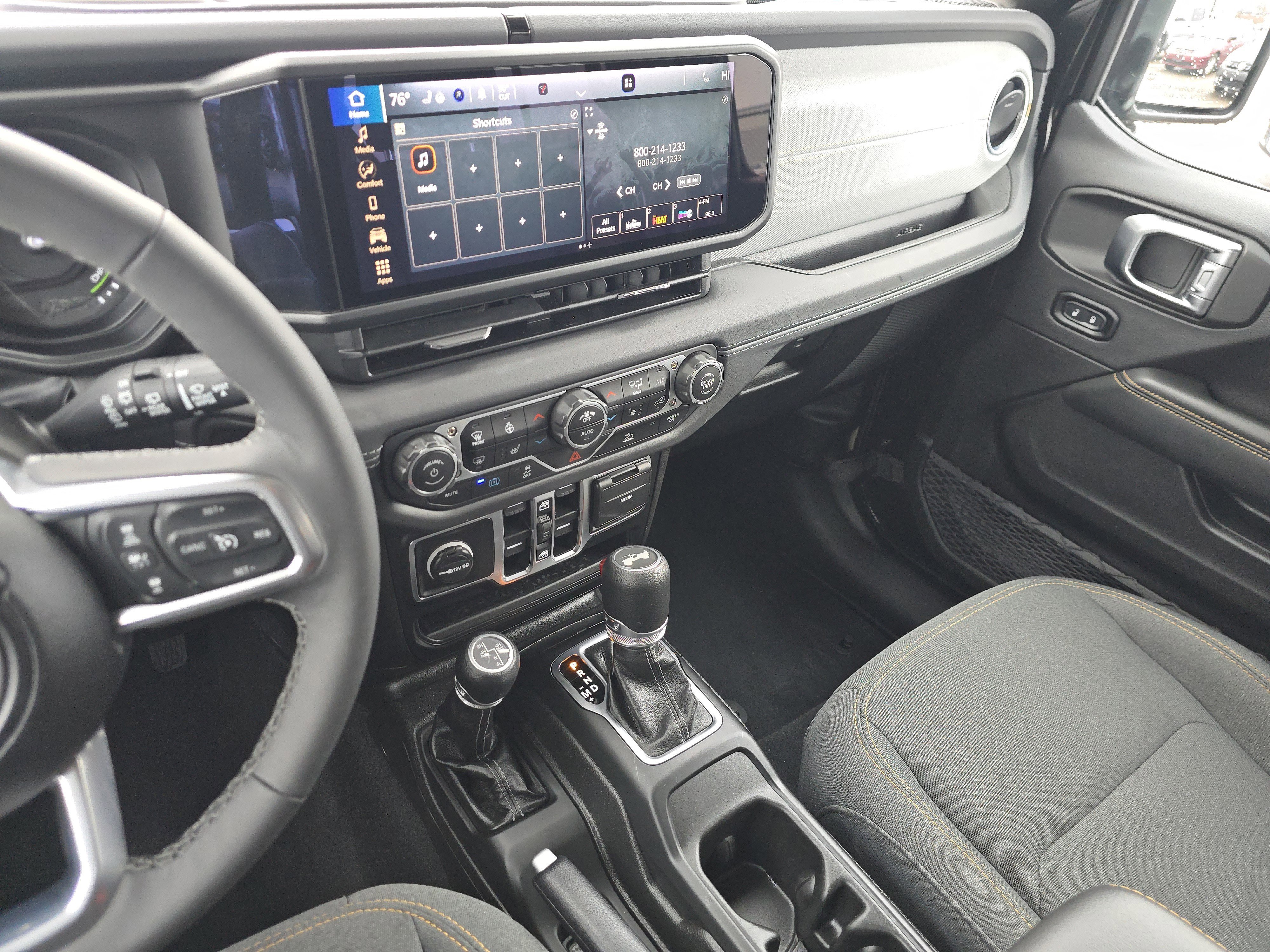 Used 2025 Jeep Wrangler Sahara image 21