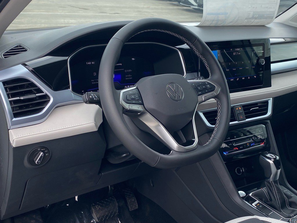 New 2025 Volkswagen Taos SE image 3