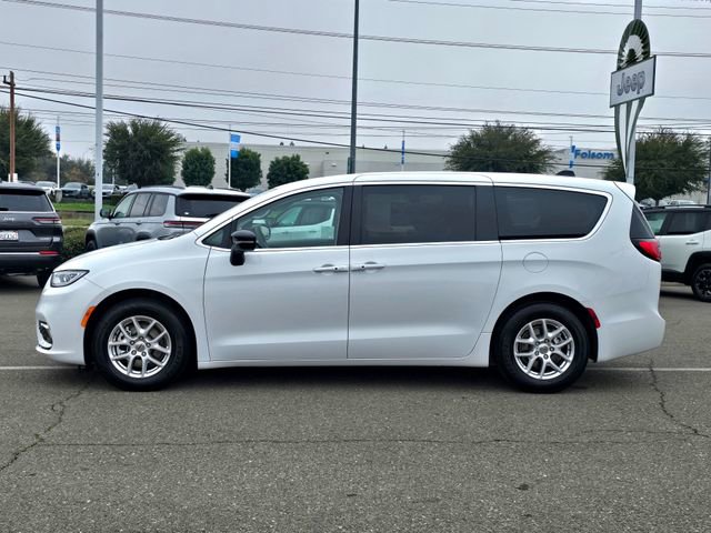 Certified 2024 Chrysler Pacifica Touring-L image 8