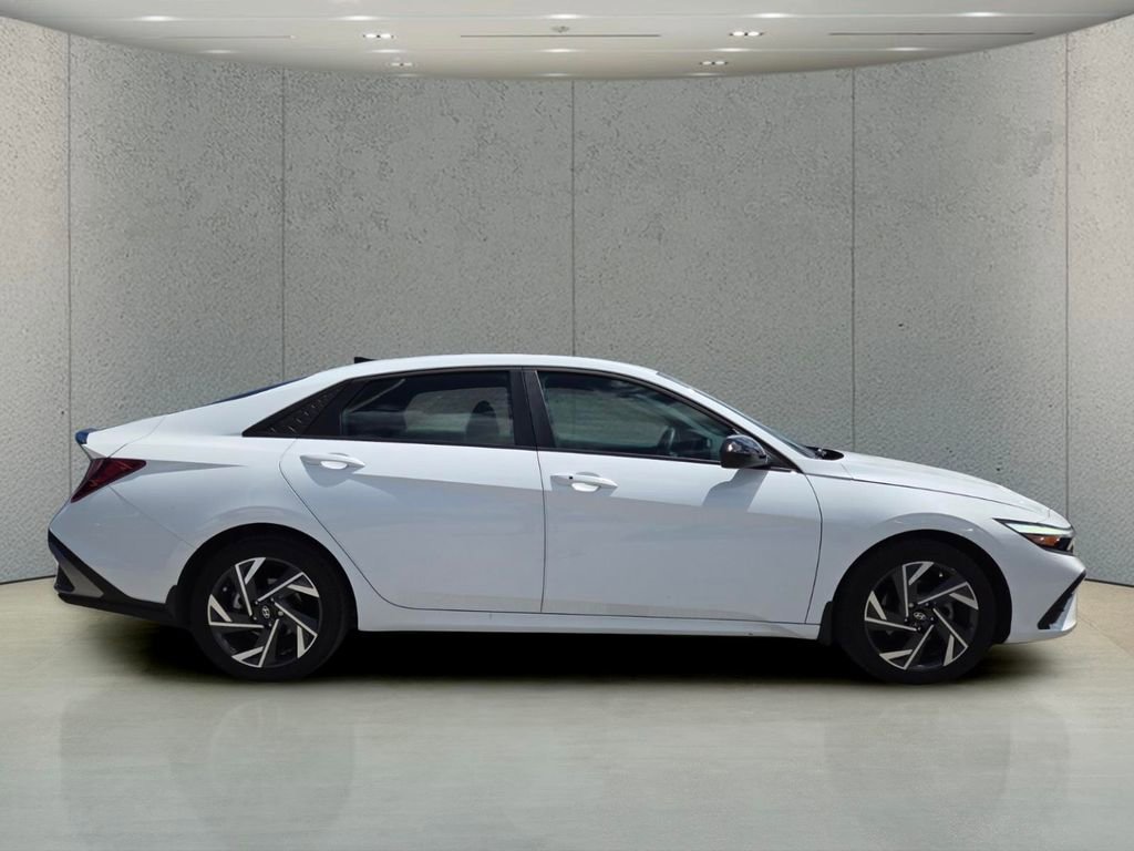 Used 2025 Hyundai Elantra Sport FWD image 2